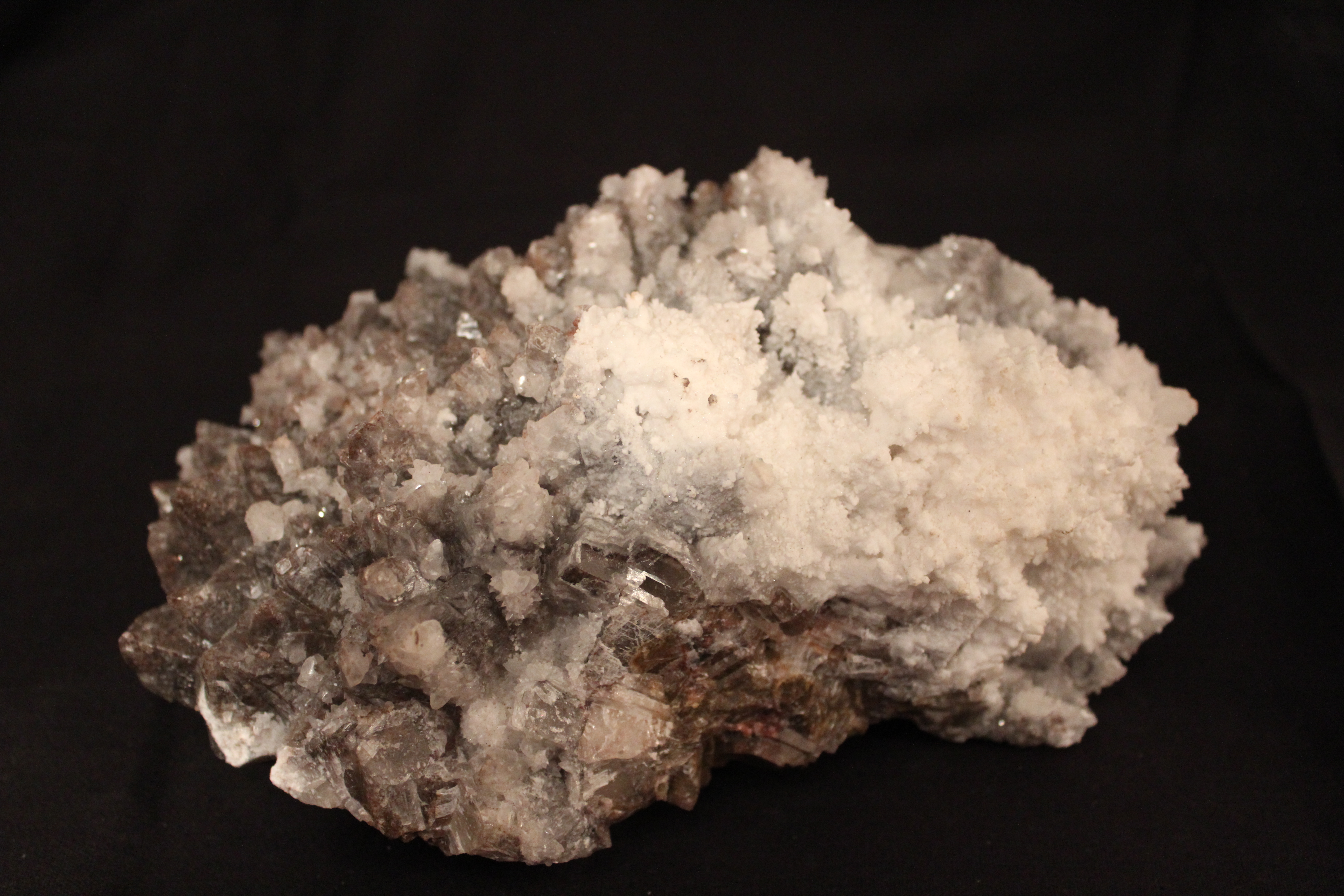 Кальцит арагонит. Кальцит с кварцем. Диатомит минерал. Минерал Вайт. Арагонит фото минерала.