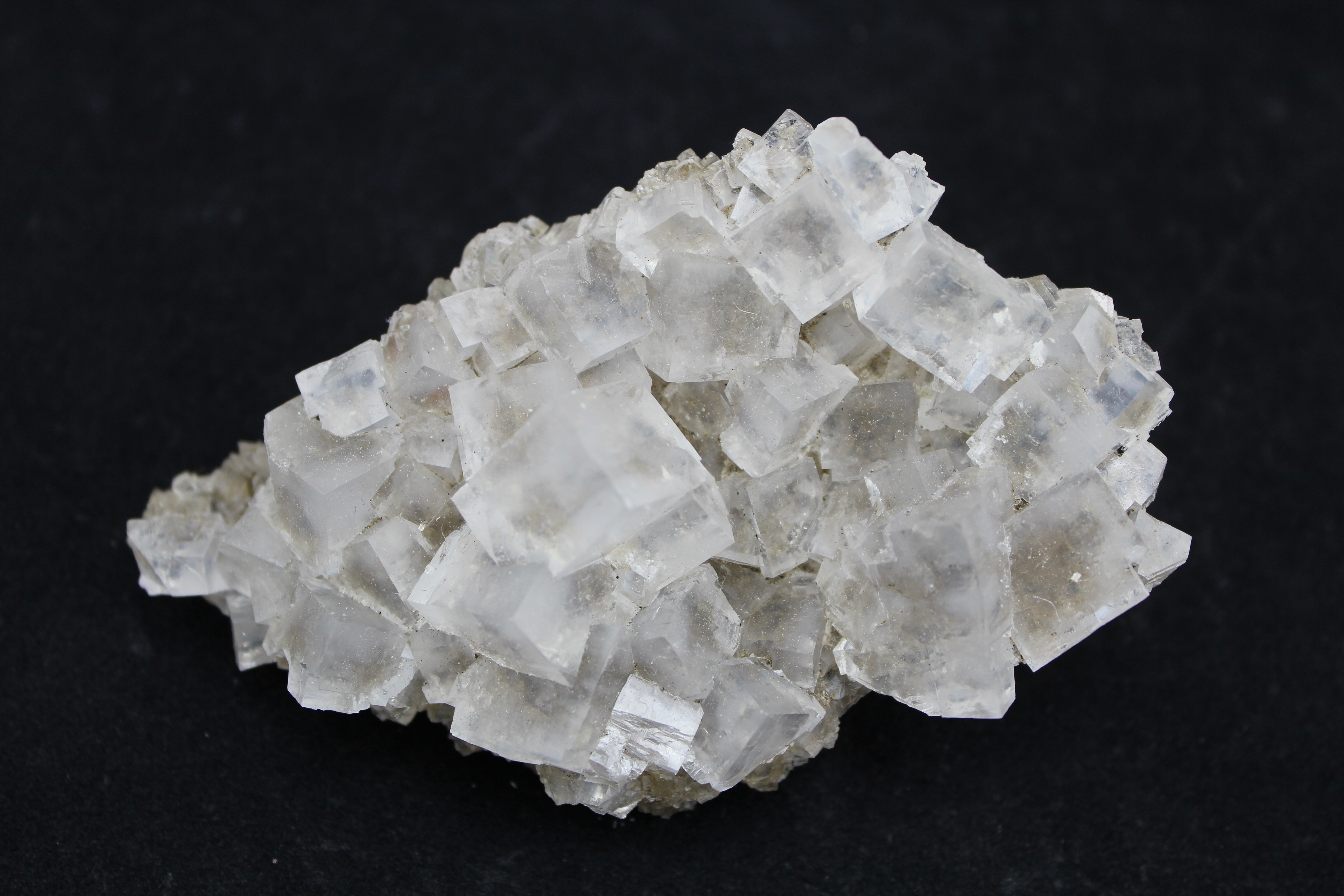 Минерал каменная соль. Поваренная соль, каменная соль, галит — NACL. Минерал галит Кристаллы. Хлорид натрия галит. Галит минерал необработанный.